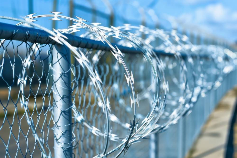 fence-8676569_1280